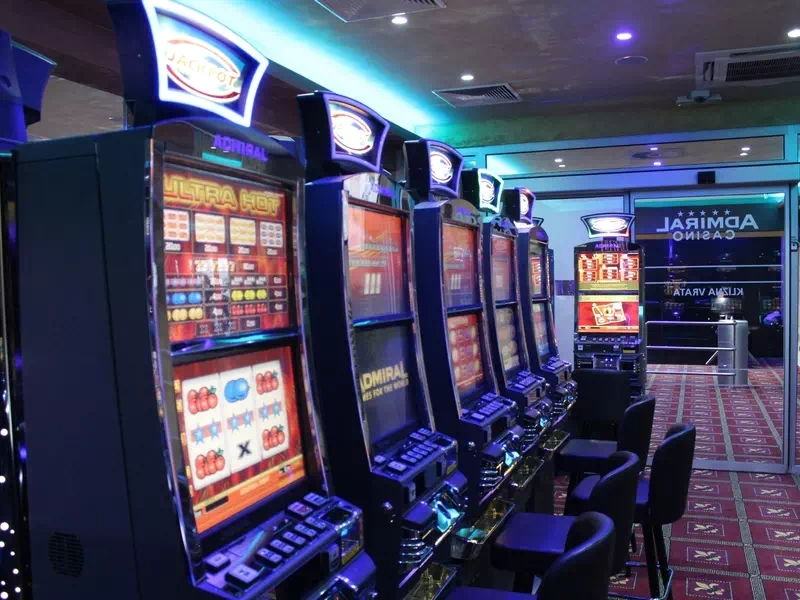 Slots Online ou Slots de Cassino Qual é Melhor